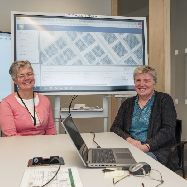Foto av Jenny Antonia Madland og beit Nyfors som presenterer digital opprydning